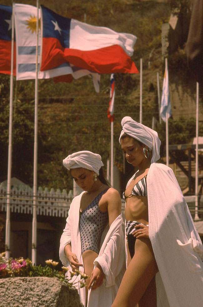 50+ Stunning Color Photos Show Life At Beaches Of Chile In The 1980s