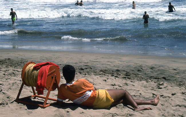 50+ Stunning Color Photos Show Life At Beaches Of Chile In The 1980s