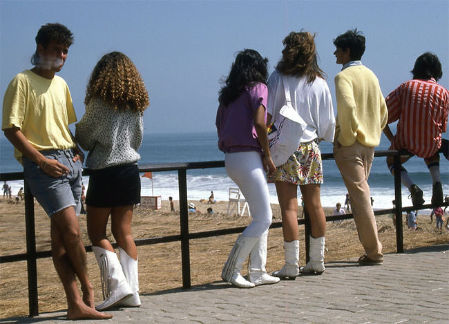 50+ Stunning Color Photos Show Life At Beaches Of Chile In The 1980s