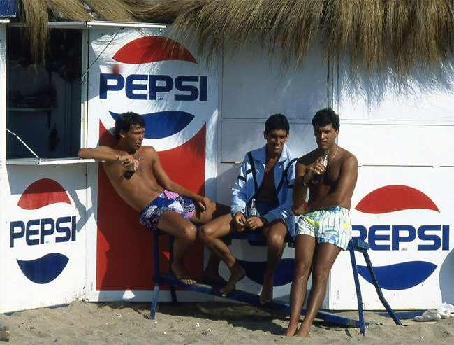 50+ Stunning Color Photos Show Life At Beaches Of Chile In The 1980s