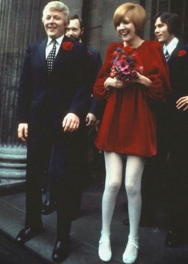 British entertainer Cilla Black married her manager Bobby Willis in a London civil ceremony in 1968