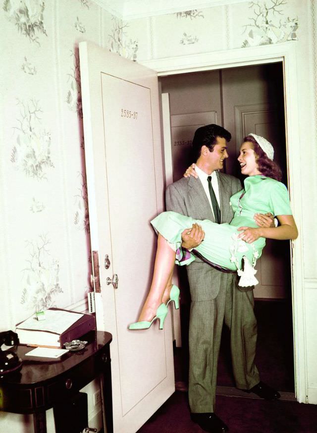 Tony Curtis carries new bride Janet Leigh over the threshhold, 4 June 1951