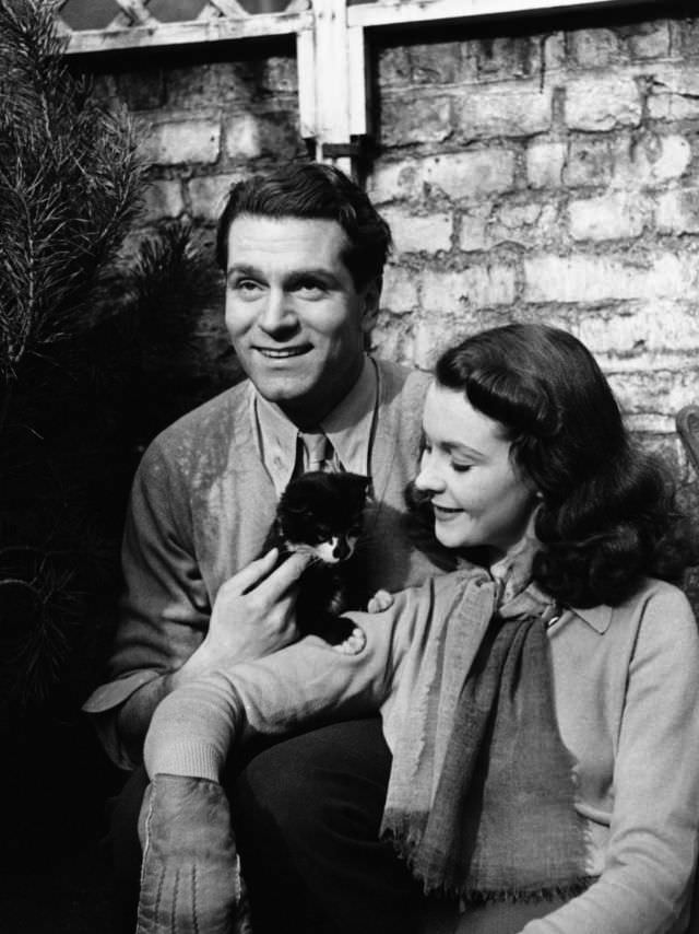Laurence Olivier and Vivien Leigh with their Siamese cat, 1940s