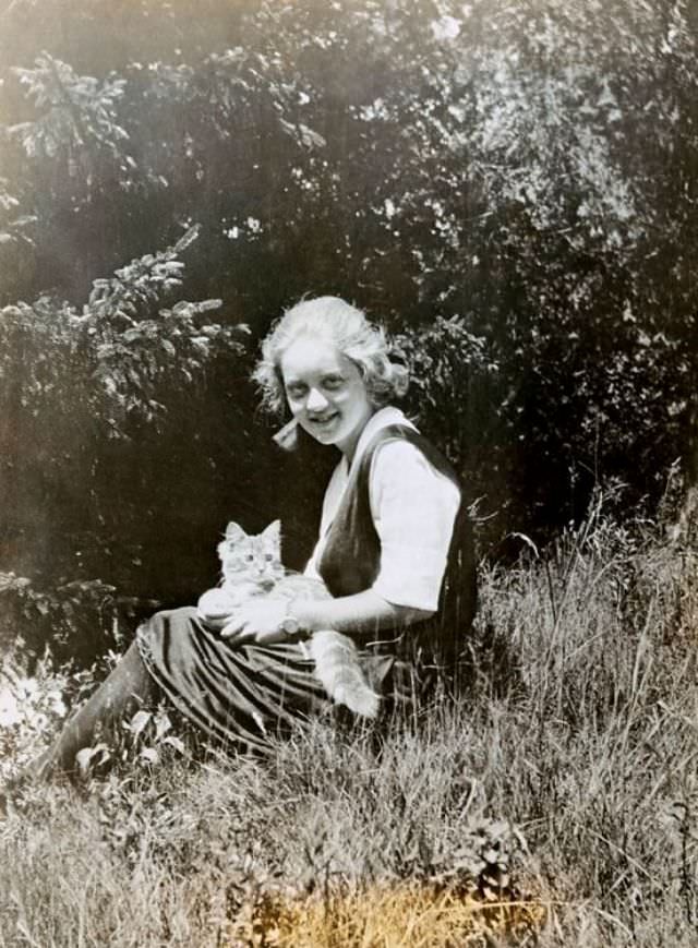 An early photo of Bette Davis when she was 14, 1922