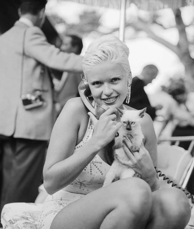 Jayne Mansfield with her cat