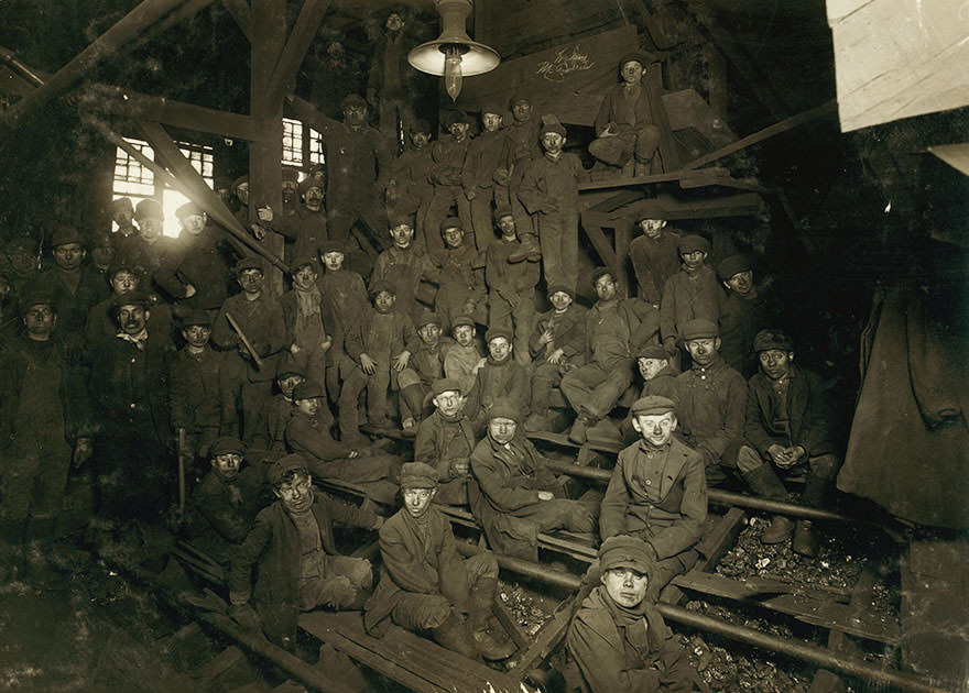 Noon hour in the ewen breaker, Pennsylvania coal co. Location: south Pittston, Pennsylvania