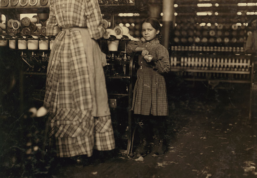 Little Fannie, 7 years old, 48 inches high, helps sister in elk mills. Location: Fayetteville, Tennessee