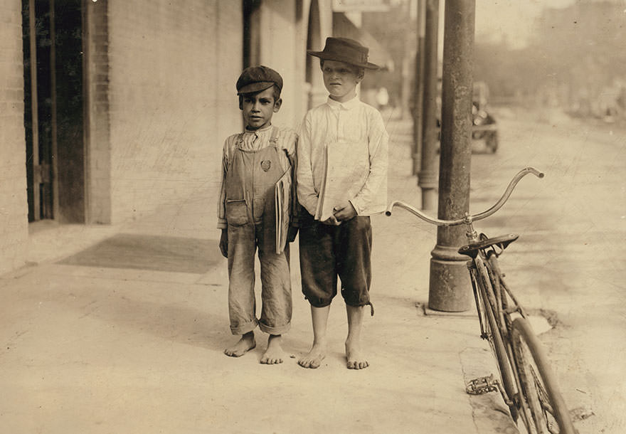 Sonny and Pete newsboys. One is six years old. They began at 6:00 a.m. Location: san Antonio, Texas