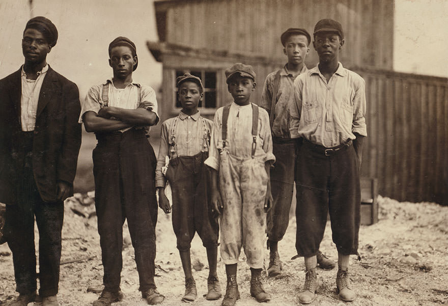 In the Alexandria glass factories, negroes work side by side with the white workers. Location: Alexandria, Virginia