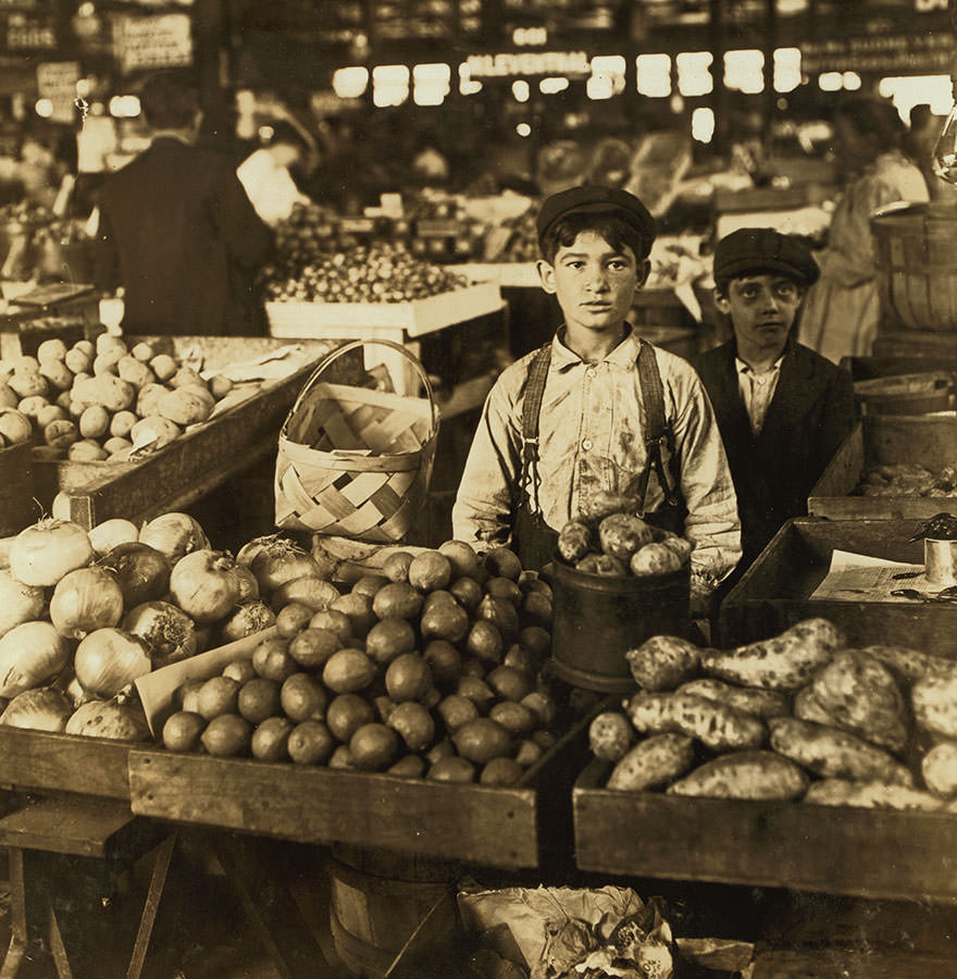 An Indianapolis newsie: (rather young) witness e. N. Clopper. Location: Indianapolis, Indiana