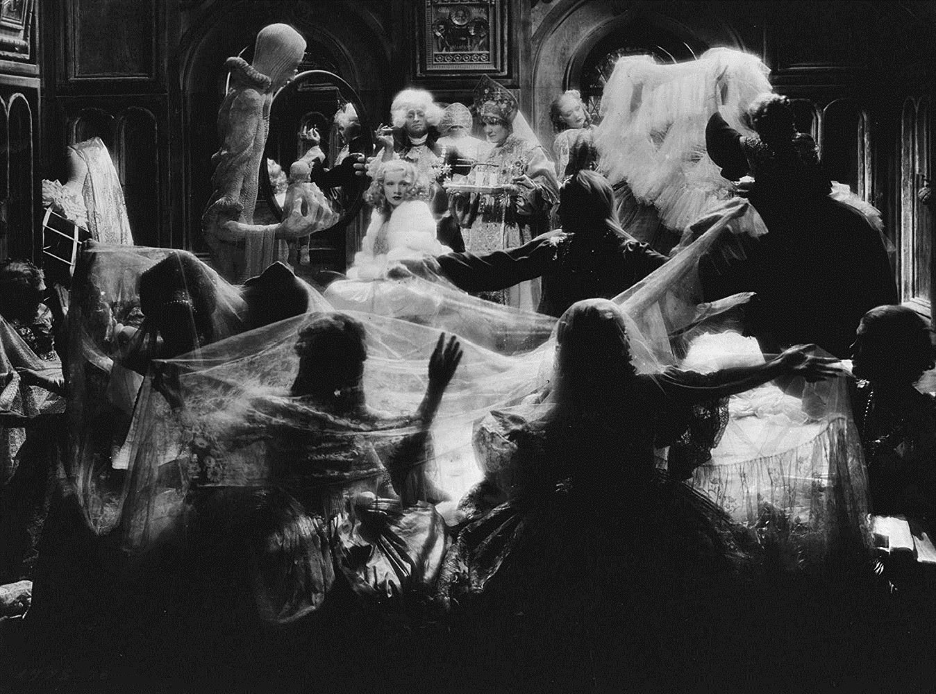 Sam Jaffe, Louise Dresser and Marlene Dietrich in The scarlet Empress, 1934