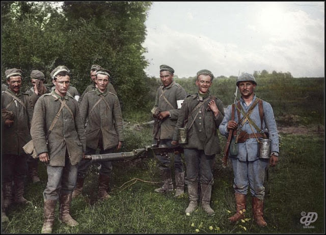 German prisoners arriving from Tilloloy. In the foreground a machine gun, Labuissière (Somme), August 18, 1918