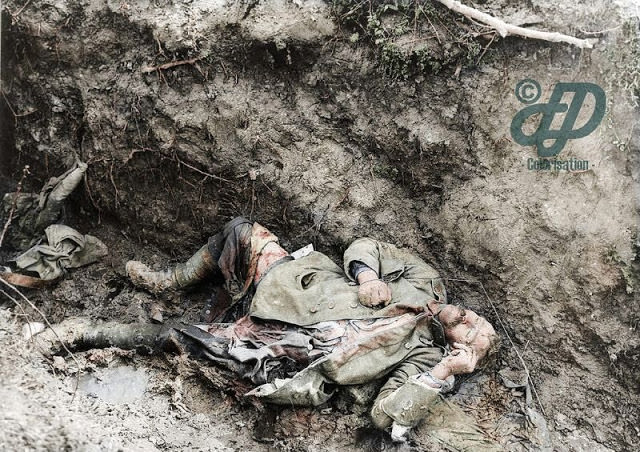 In the park, a German corpse, Plesier Roye ( Plessis de Roye - France , Somme ), April 2, 1918