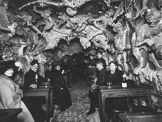 Hell’s Cafe in Paris in the 1920s
