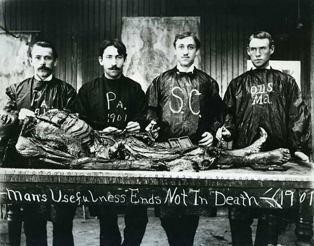 An anatomy class posing with a cadaver, 1901