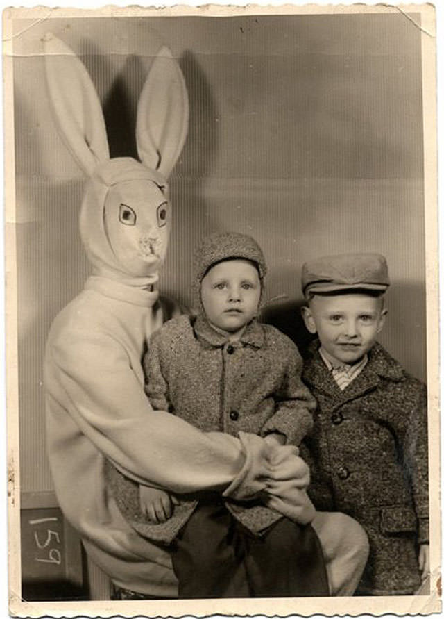 Come on kids, sit on the easter bunny’s knee