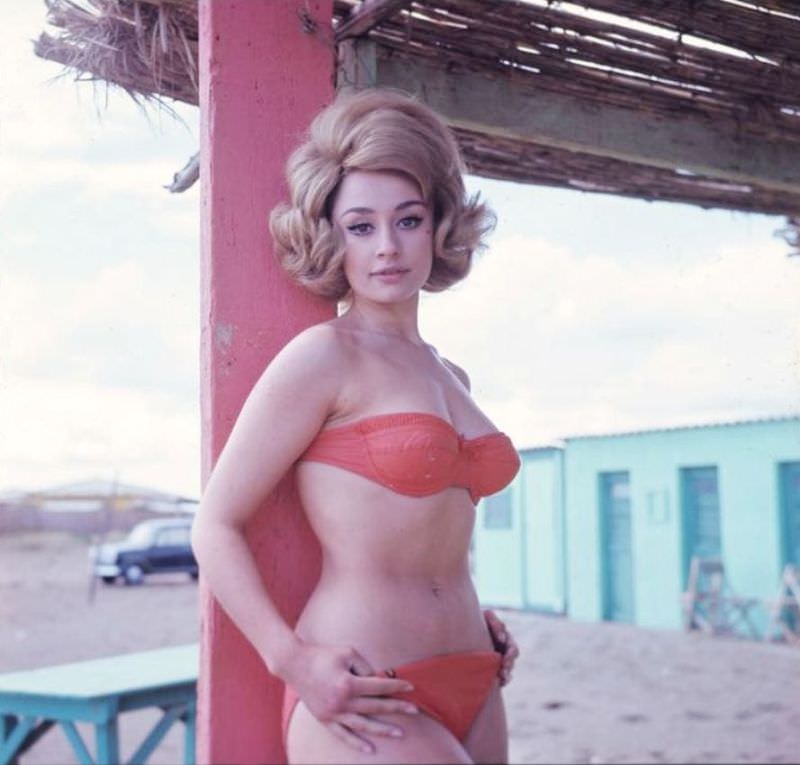 Italian Classic Beauty: 50+ Gorgeous Color Photos Of Raffaella Carrà From Her Career