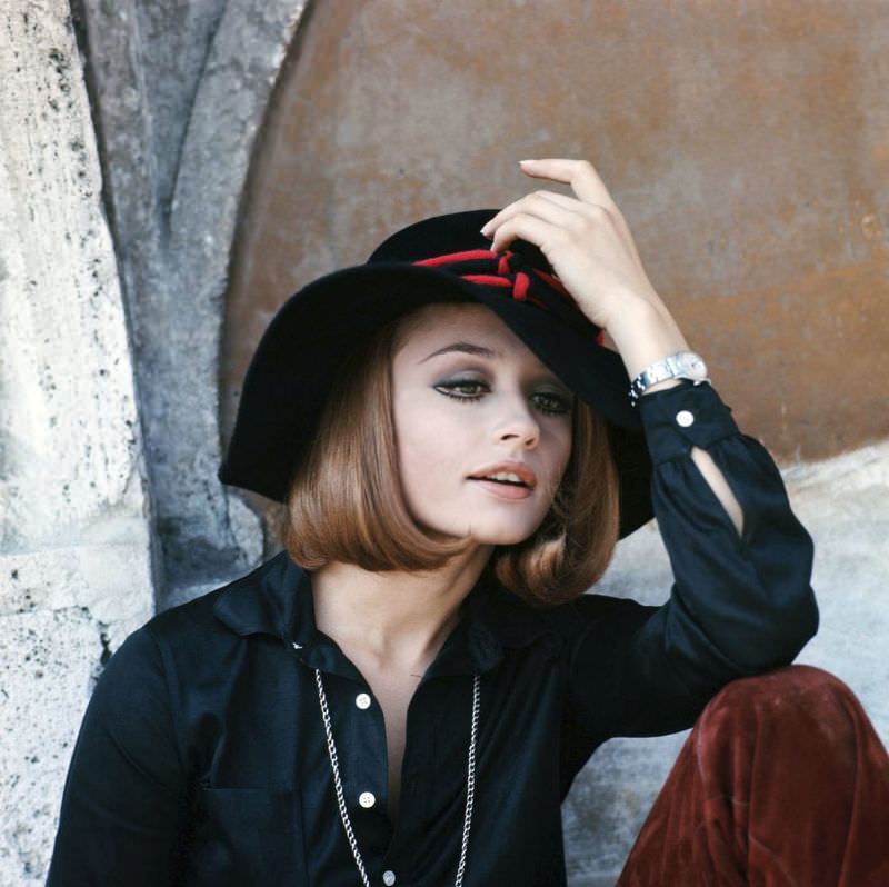 Italian Classic Beauty: 50+ Gorgeous Color Photos Of Raffaella Carrà From Her Career