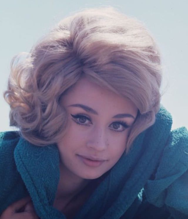 Italian Classic Beauty: 50+ Gorgeous Color Photos Of Raffaella Carrà From Her Career