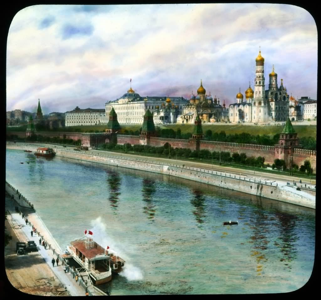 The Kremlin from the Bolshoi Moskvoretsky Most.