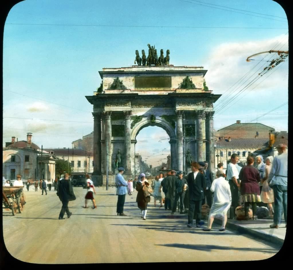 Tversky square, with the still standing New Triumphal Gate.