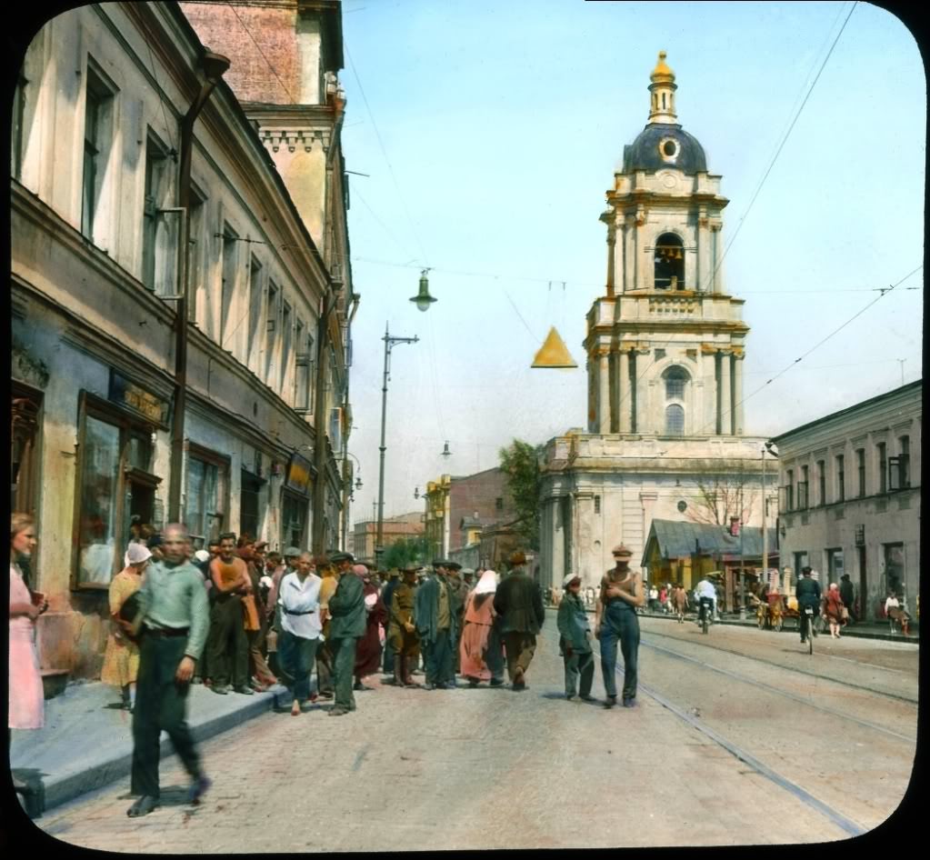 The Pyatnitsa street with the Paraskeva Pyatnitsa church (destroyed in 1935).