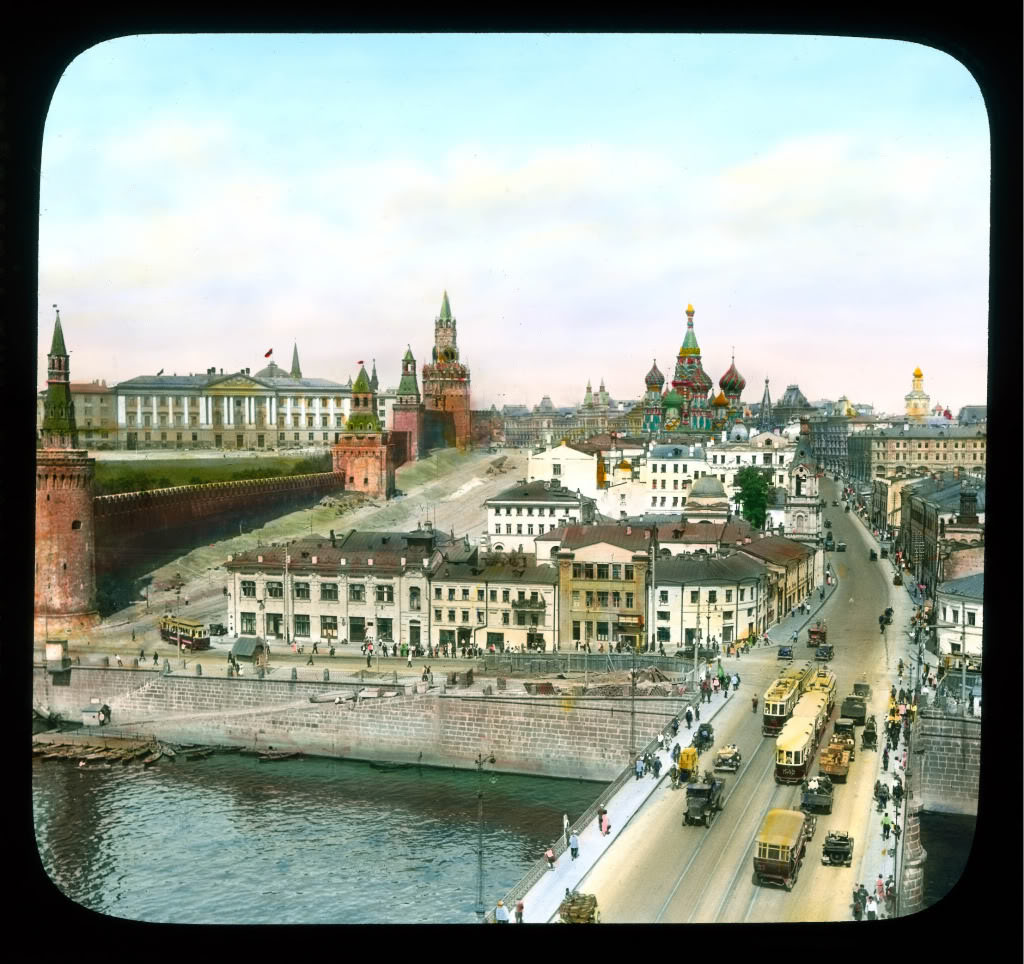 The Mosvkoretskaya street and the Vasilevsky spusk from the Moskvoretsky bridge.