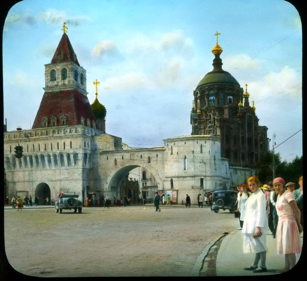 The Vladimir Gate on Lubyanka square, destroyed in 1934.