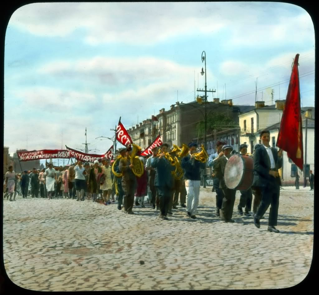 Manifestation along Krasnoprudnaya street.
