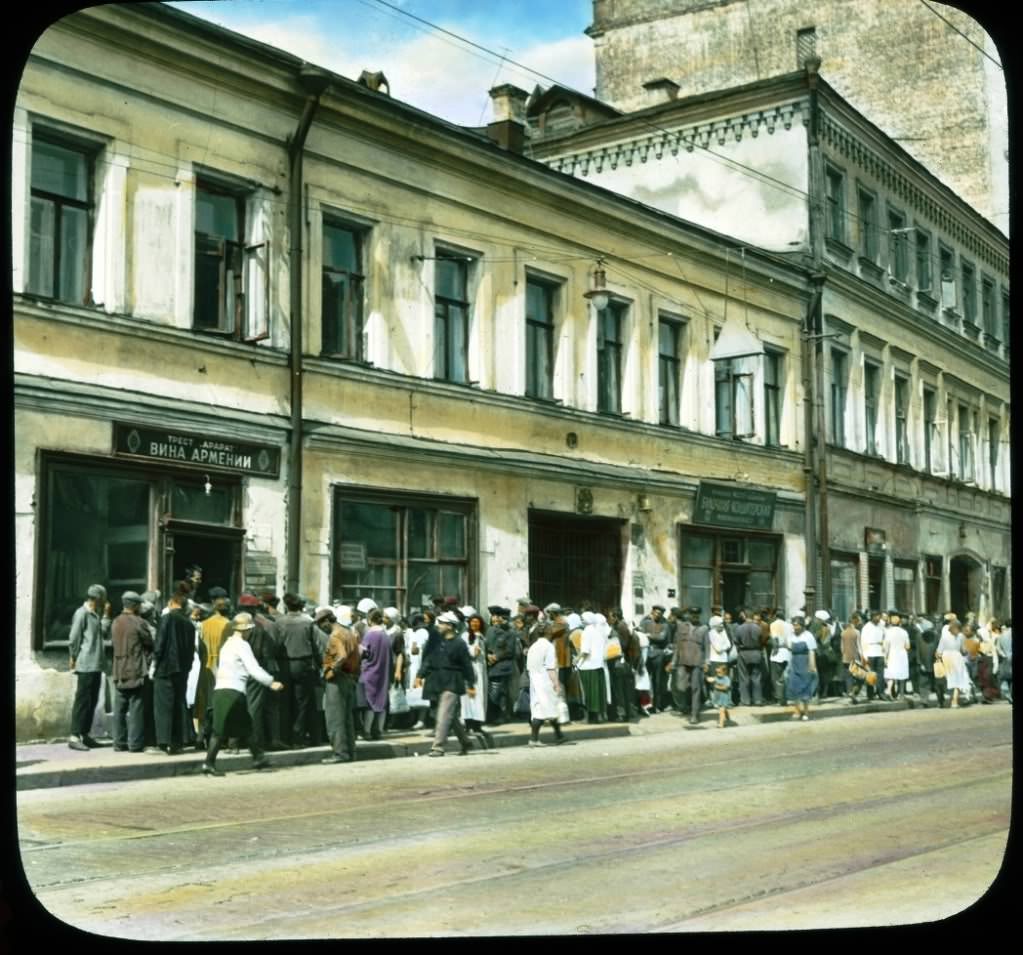 Queue in front of the shop of Armenian drinks along the Pyatnitsa street.