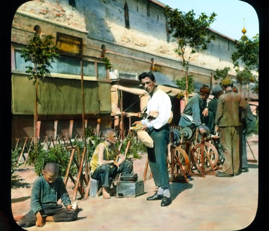 Man selling foreign currency at the wall of Kitaigorod.