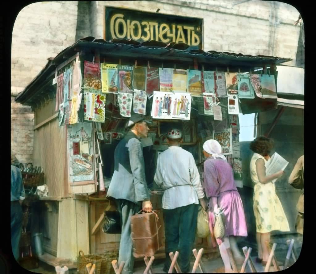 “Soyuzpechat”, newspaper seller at the wall of Kitaigorod.