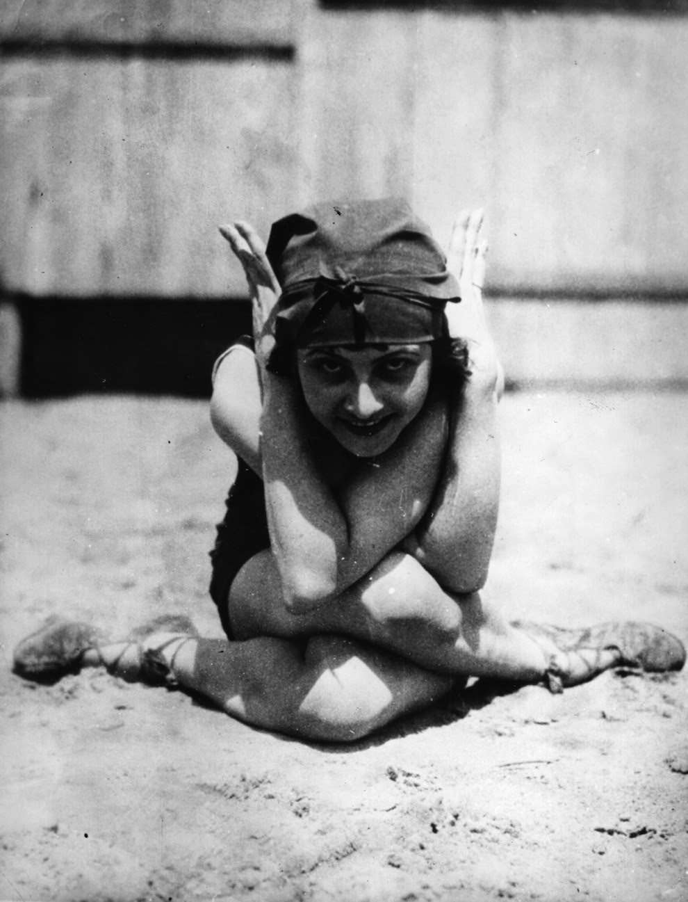 A female contortionist, 1925