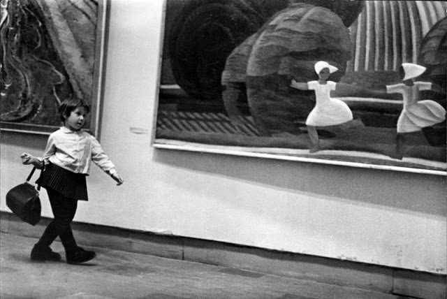 At the exhibition. A girl with a bag, 1960 - Nikolay Tokarev