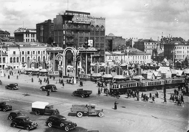 Pushkin Square, Moscow, 1940 - Naum Granovsky