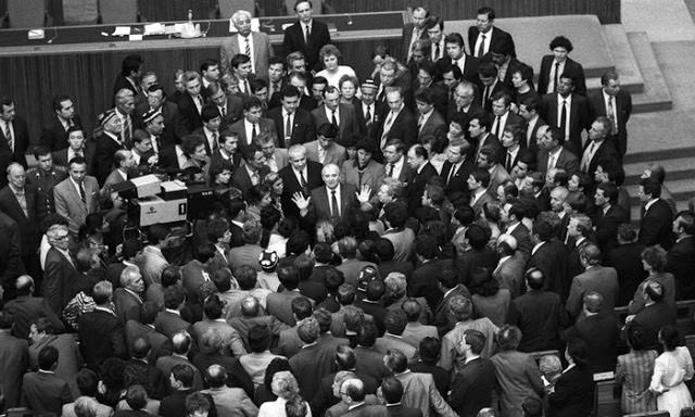 Mikhail Gorbachev surrounded by 2250 members of the new Congress, 1989 - Vladimir Fedorenko
