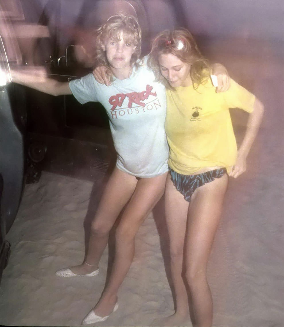 50+ Nostalgic Photos Of Teenage Girls Enjoying At Texas Beaches During The 1980s