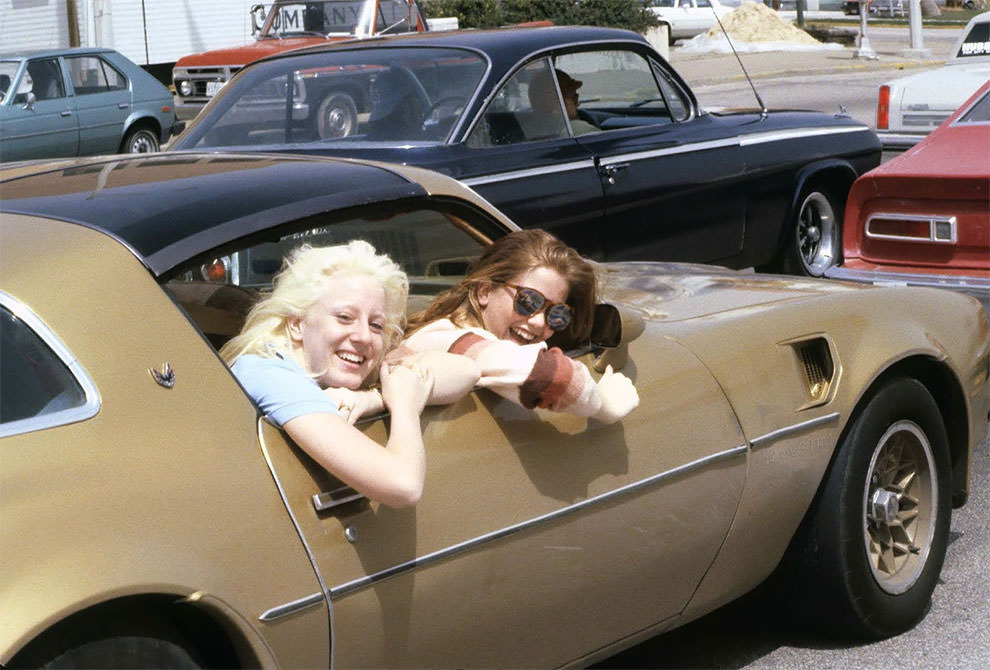 50+ Nostalgic Photos Of Teenage Girls Enjoying At Texas Beaches During The 1980s