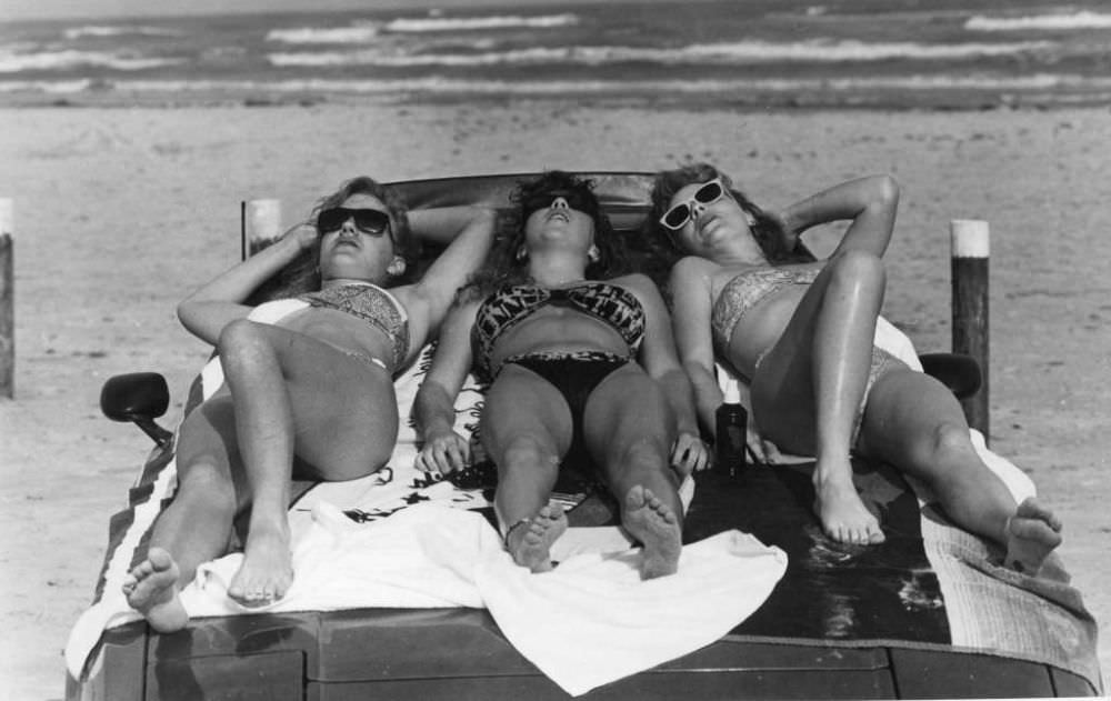 50+ Nostalgic Photos Of Teenage Girls Enjoying At Texas Beaches During The 1980s