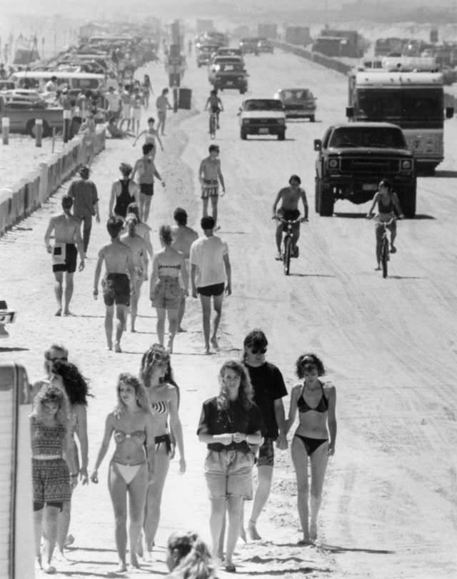 50+ Nostalgic Photos Of Teenage Girls Enjoying At Texas Beaches During The 1980s