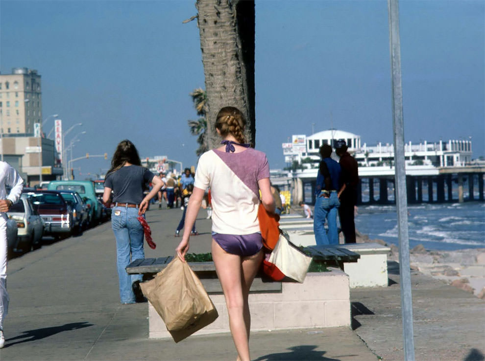 50+ Nostalgic Photos Of Teenage Girls Enjoying At Texas Beaches During The 1980s