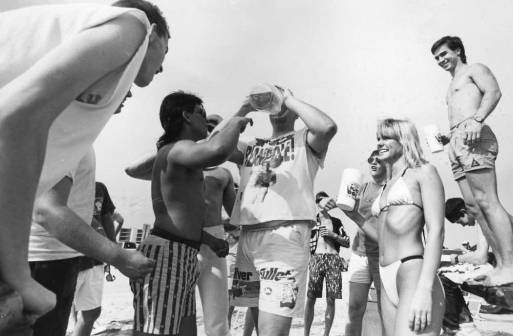 50+ Nostalgic Photos Of Teenage Girls Enjoying At Texas Beaches During The 1980s