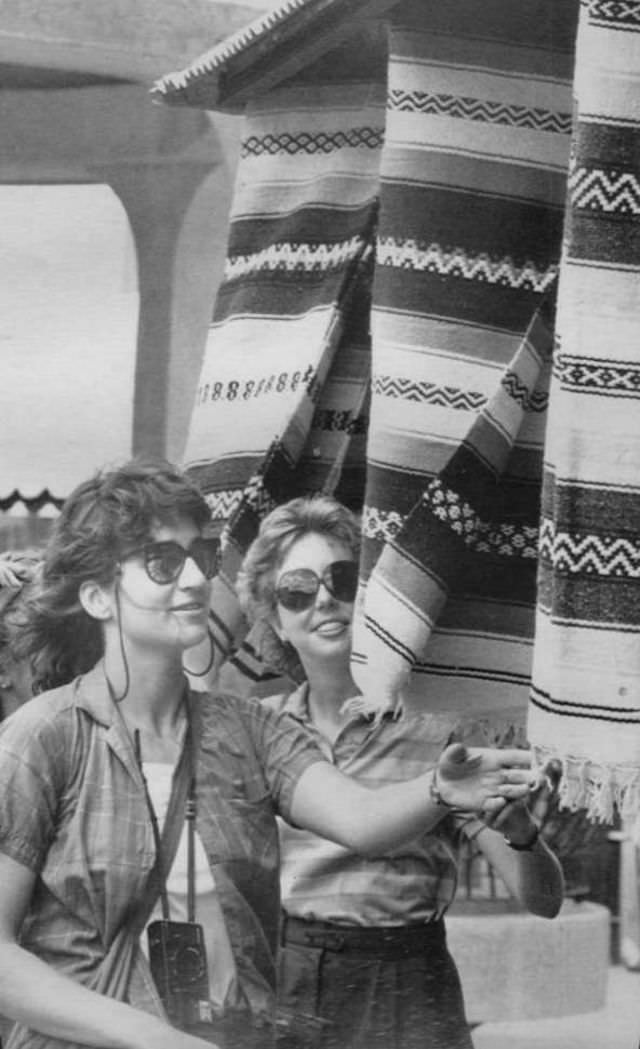 50+ Nostalgic Photos Of Teenage Girls Enjoying At Texas Beaches During The 1980s