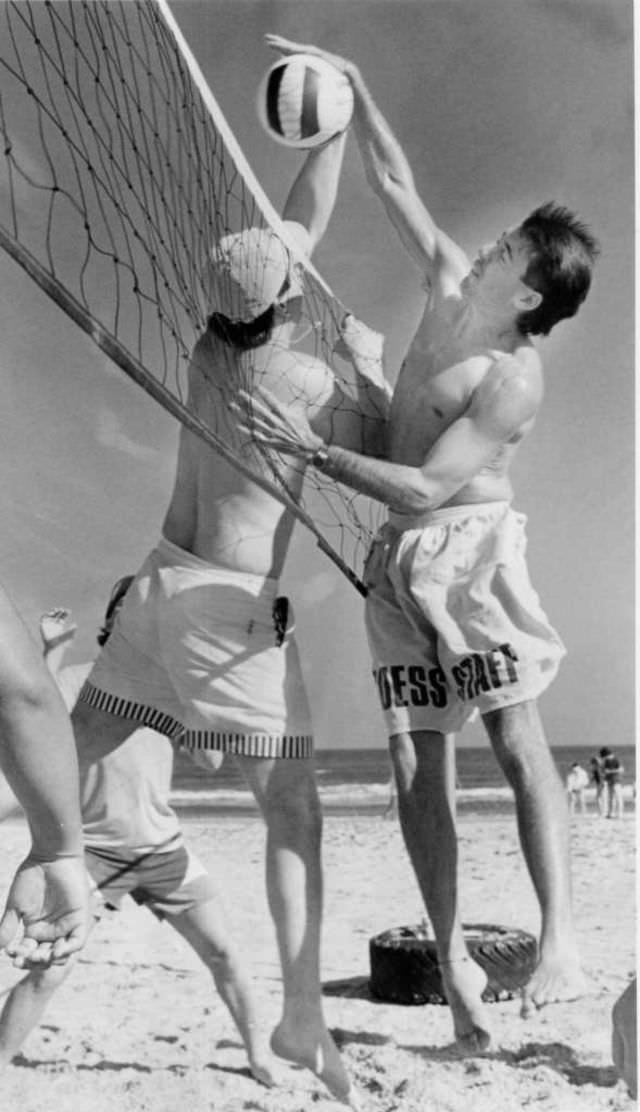 50+ Nostalgic Photos Of Teenage Girls Enjoying At Texas Beaches During The 1980s