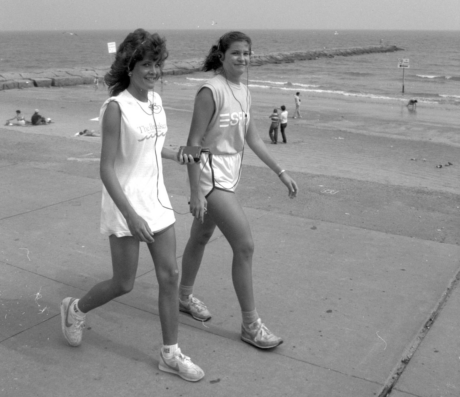 50+ Nostalgic Photos Of Teenage Girls Enjoying At Texas Beaches During The 1980s