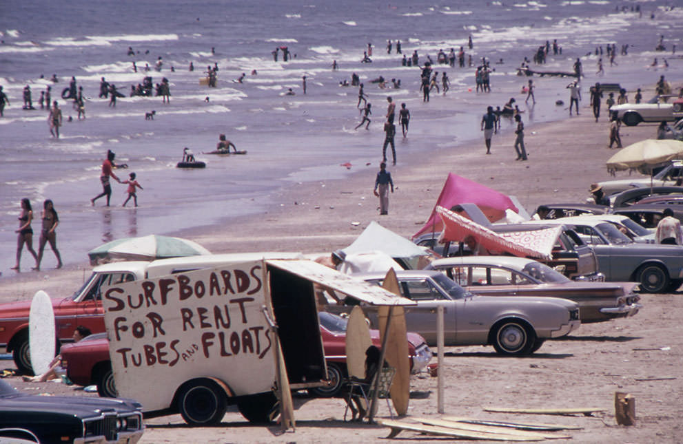Galveston's West Beach on the Gulf Of Mexico draws huge crowds, July 1972. (Blair Pittman/NARA)