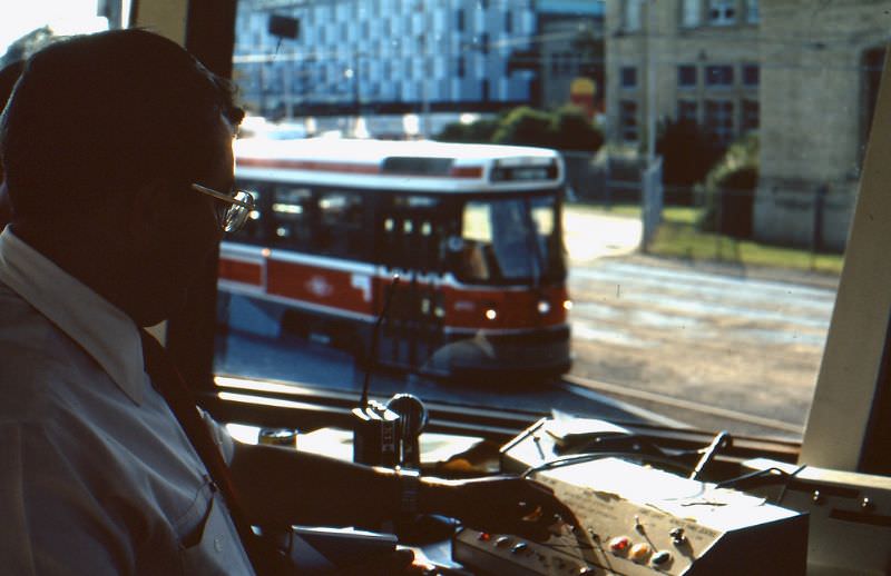 50+ Fascinating Color Photos Show Transportation Of Toronto In The 1980s