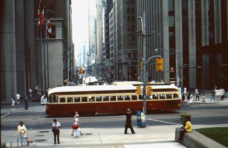 50+ Fascinating Color Photos Show Transportation Of Toronto In The 1980s