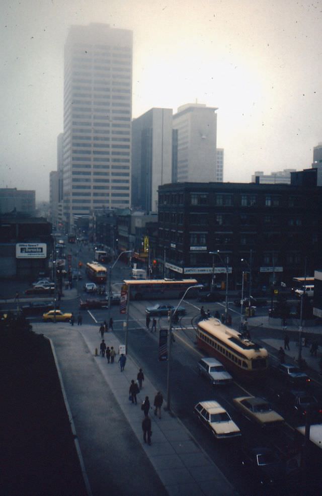 50+ Fascinating Color Photos Show Transportation Of Toronto In The 1980s