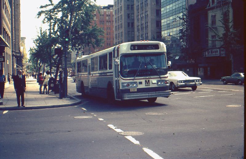 50+ Fascinating Color Photos Show Transportation Of Toronto In The 1980s